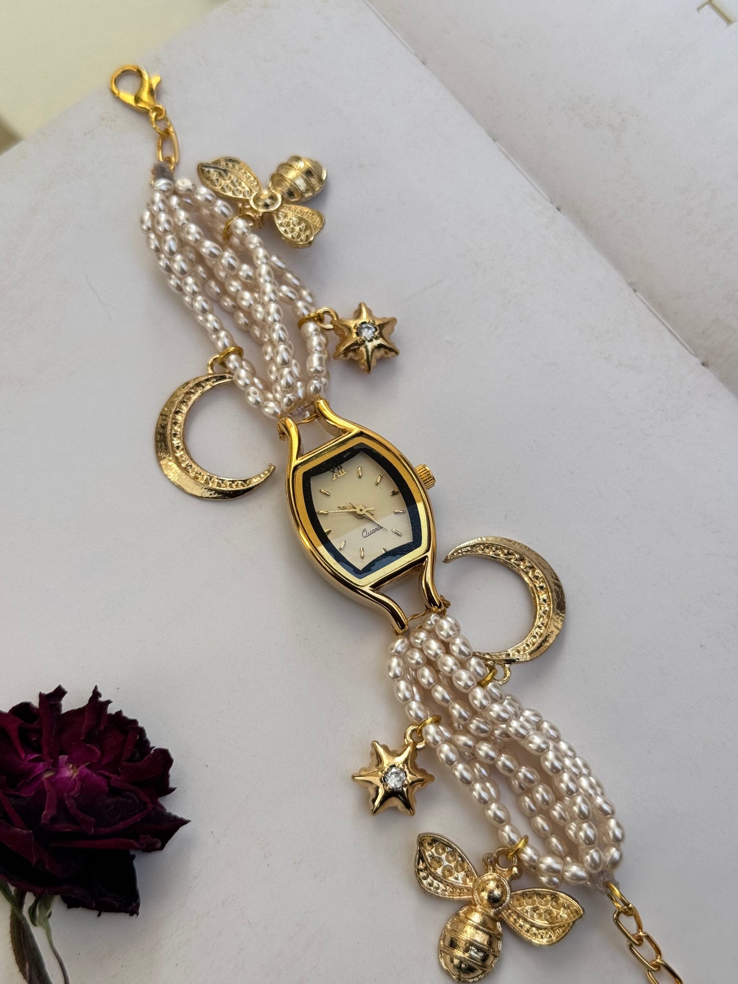 Trinket Pearls Wrist Watch