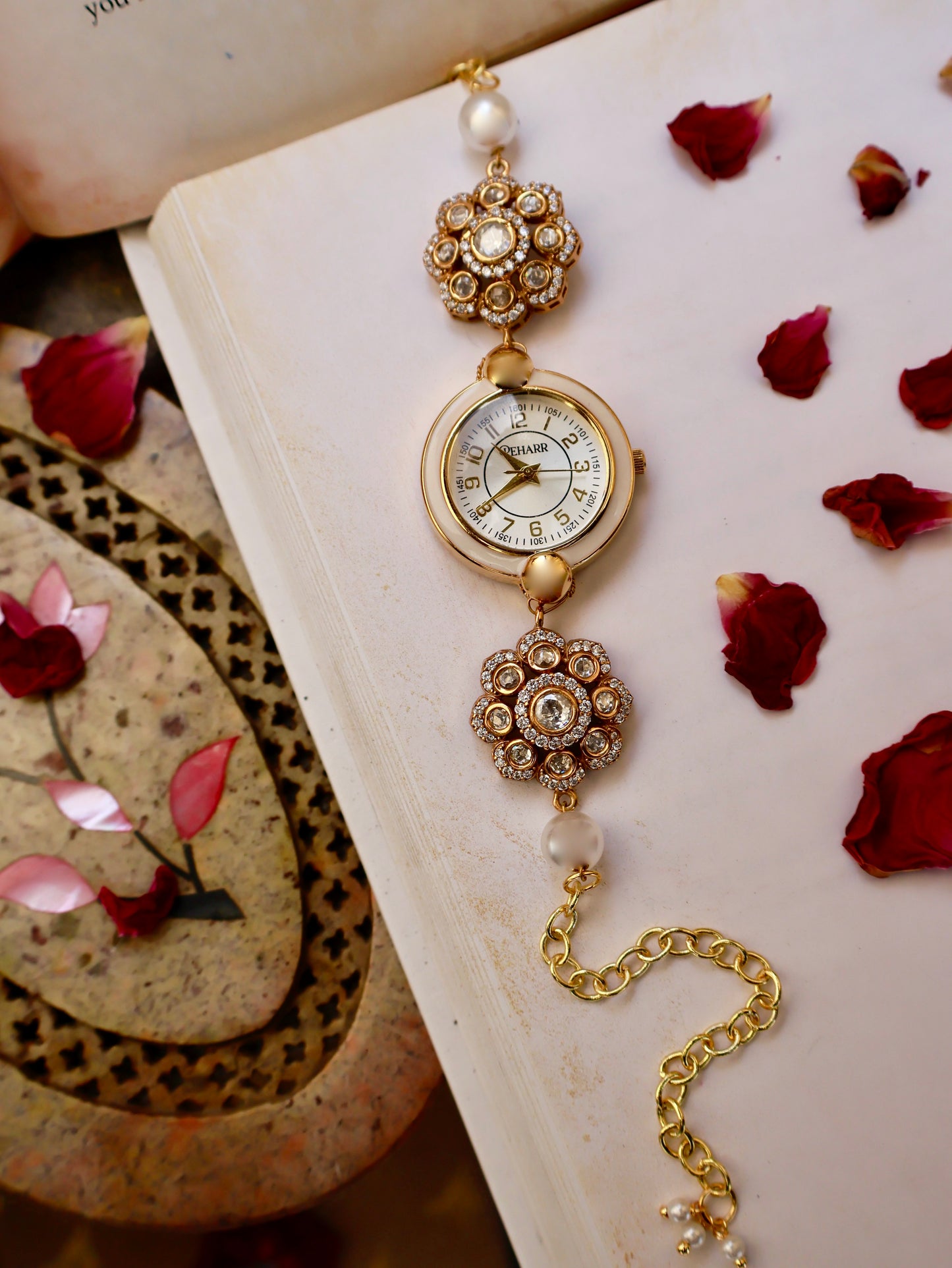 Polkis Plucks Pearl Wrist Watch