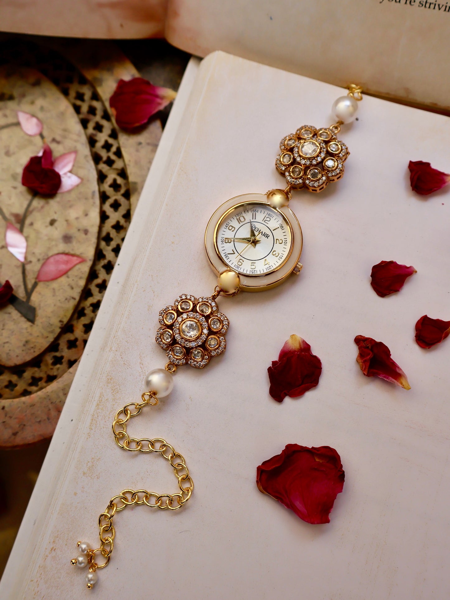 Polkis Plucks Pearl Wrist Watch