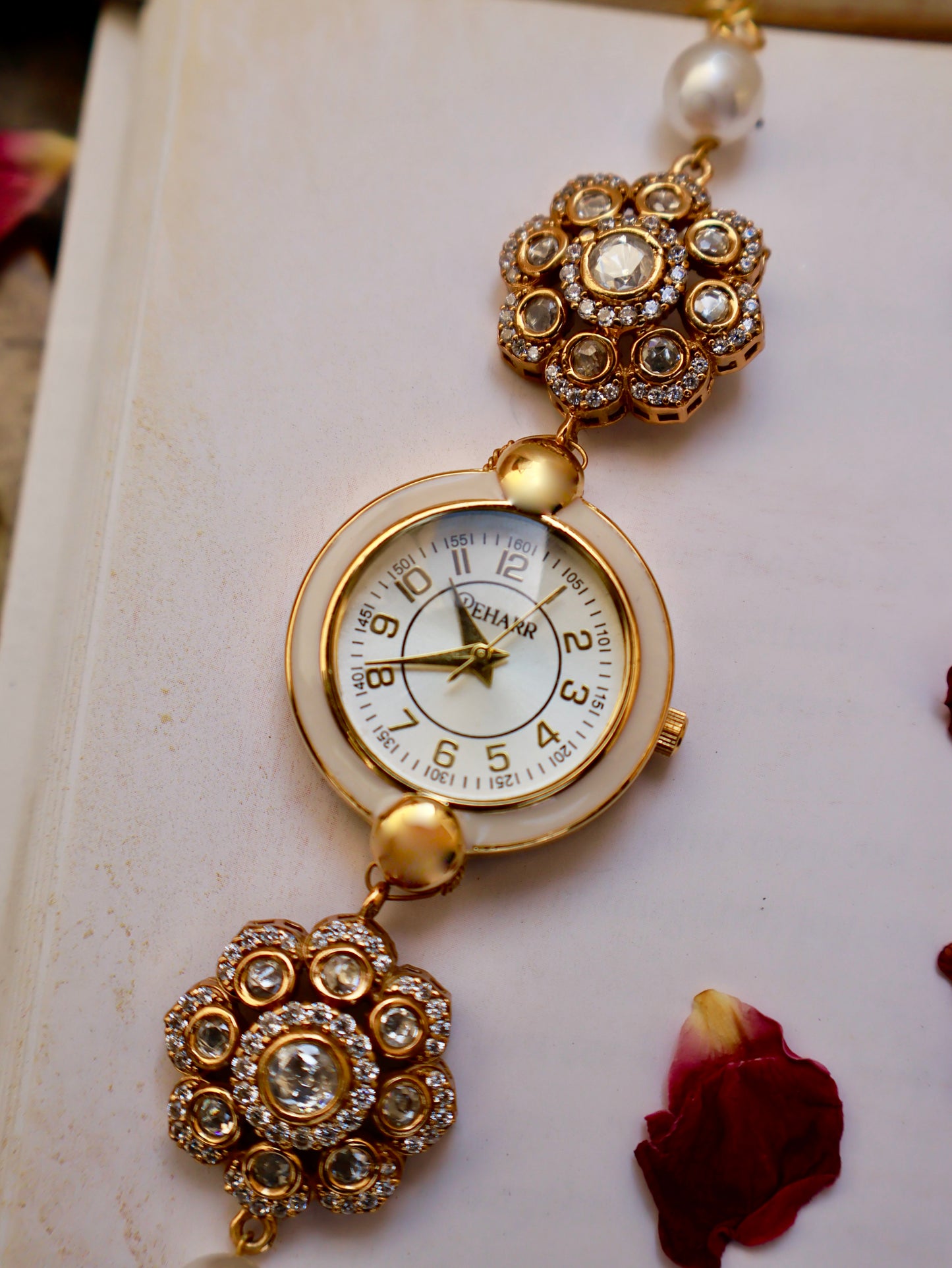 Polkis Plucks Pearl Wrist Watch