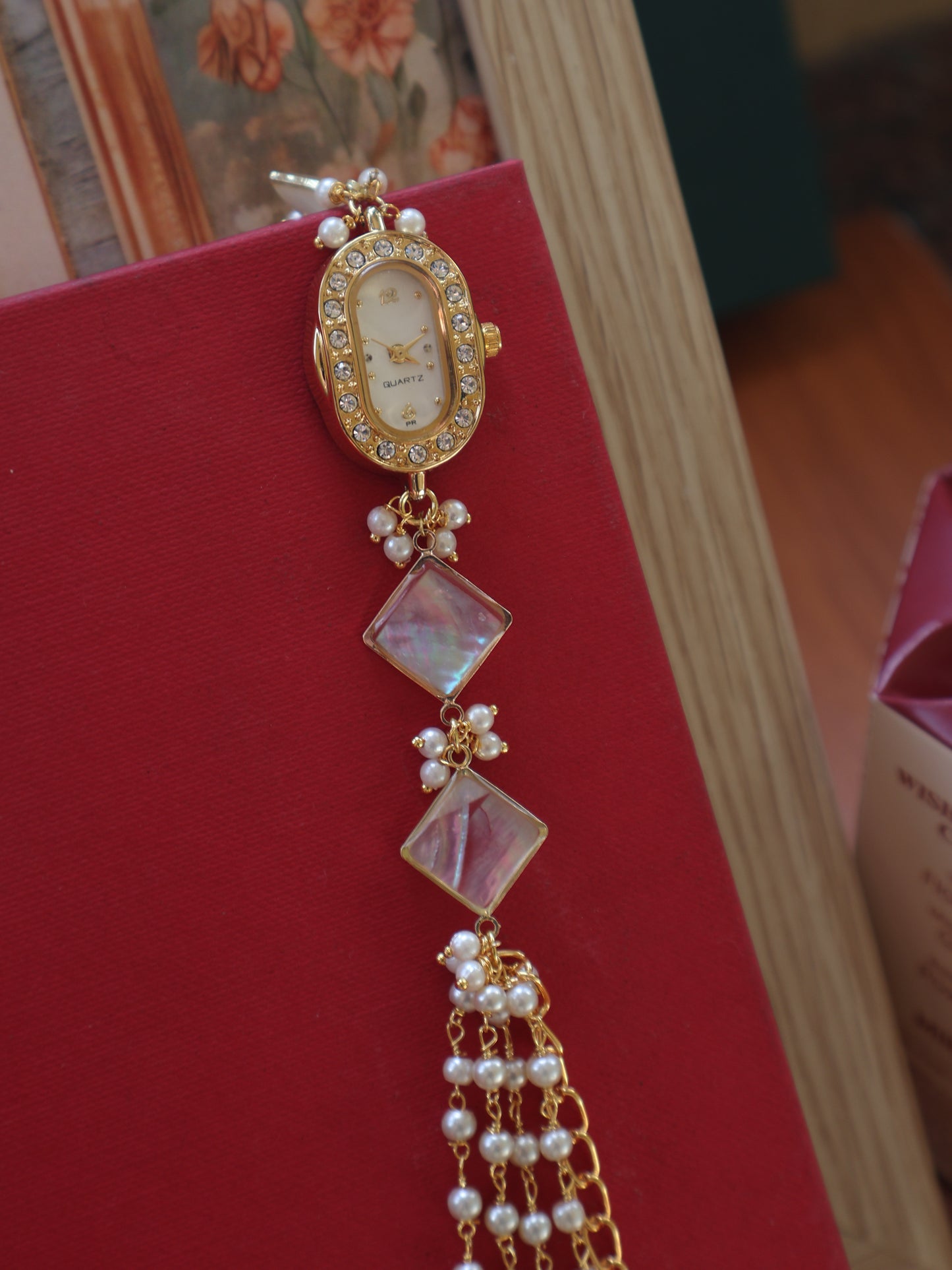 Oliza Shell Hangings Wrist Watch