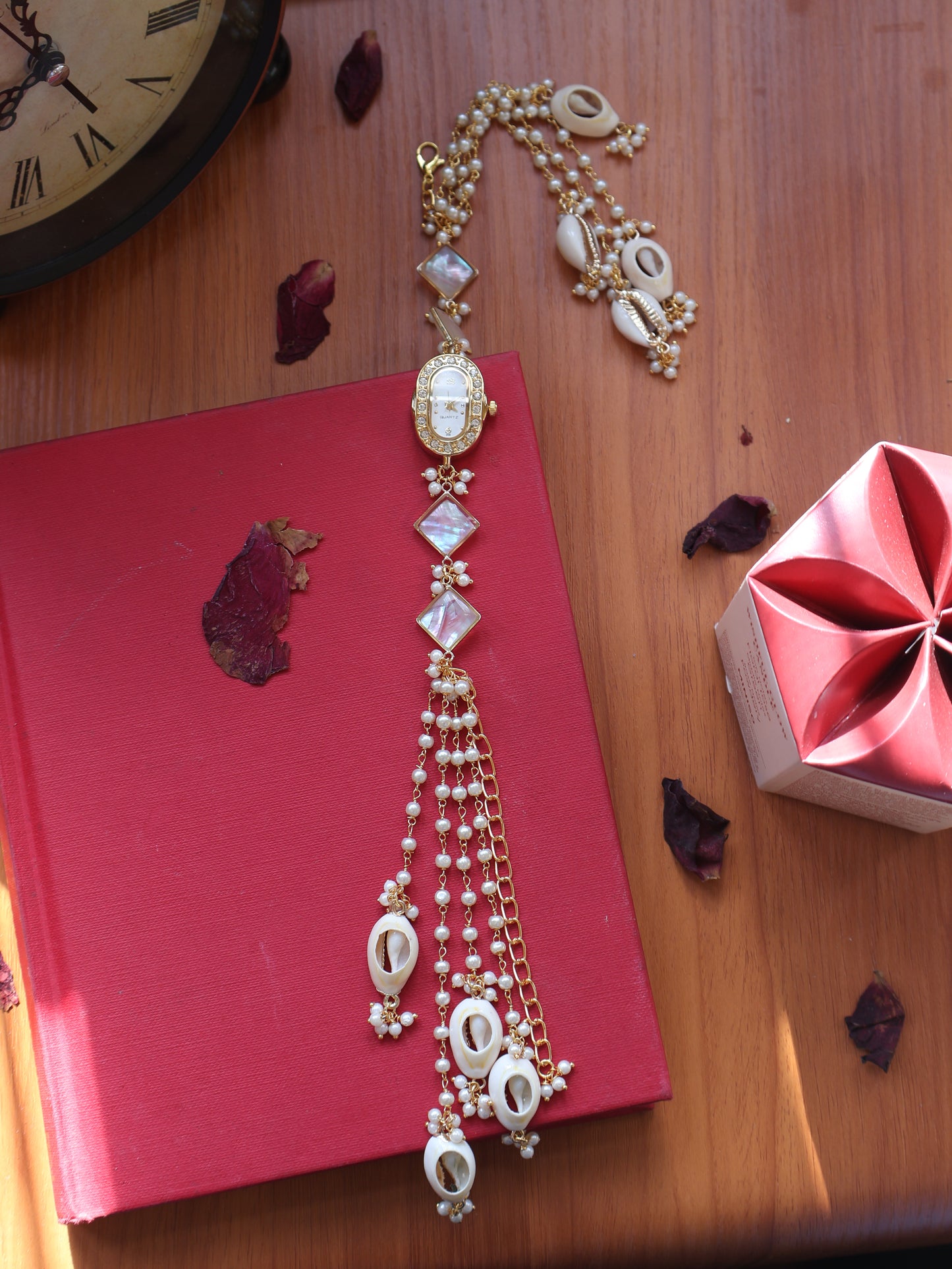 Oliza Shell Hangings Wrist Watch