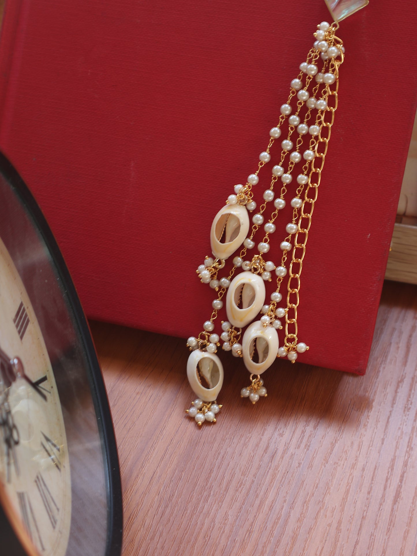 Oliza Shell Hangings Wrist Watch