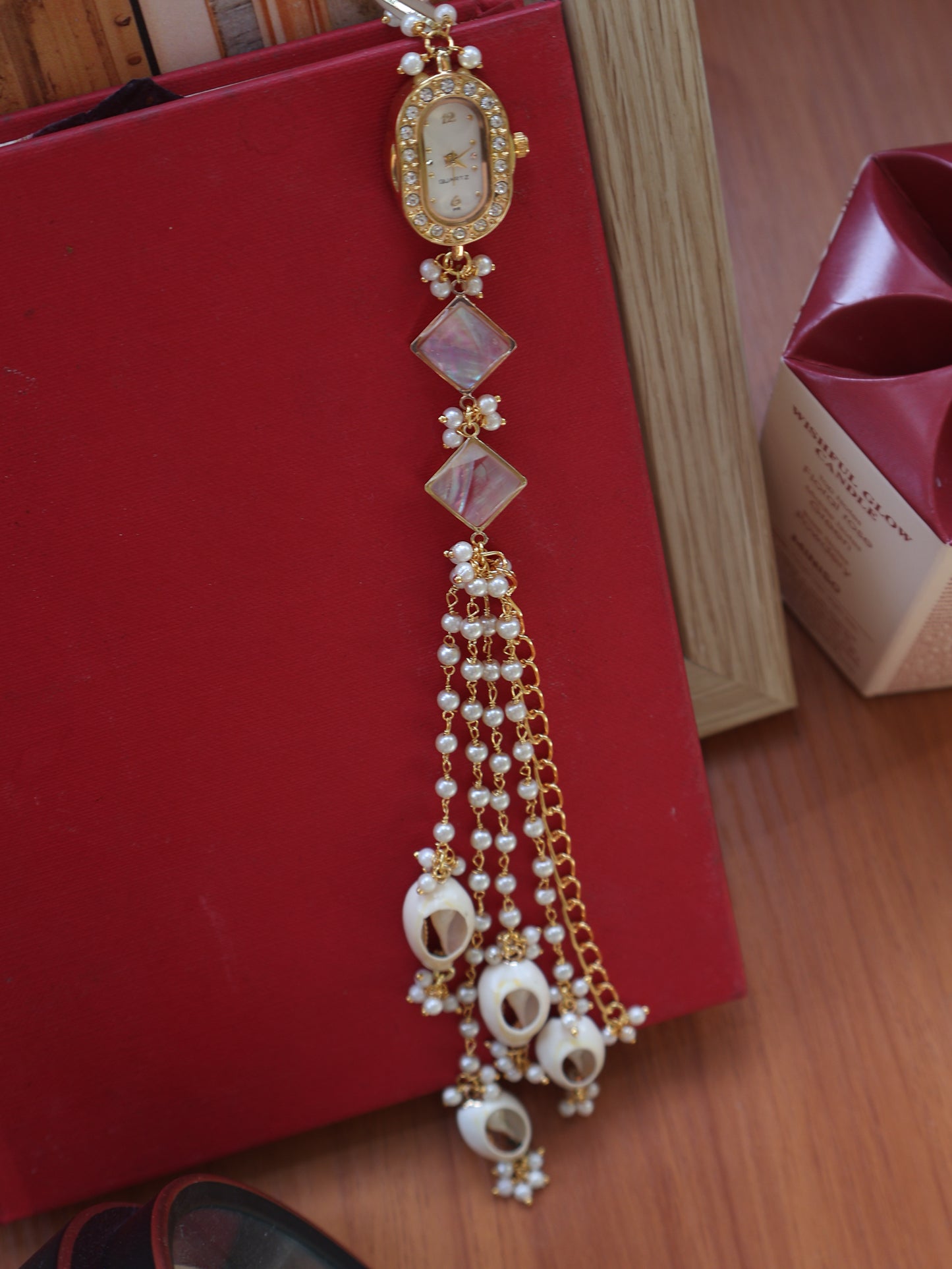 Oliza Shell Hangings Wrist Watch