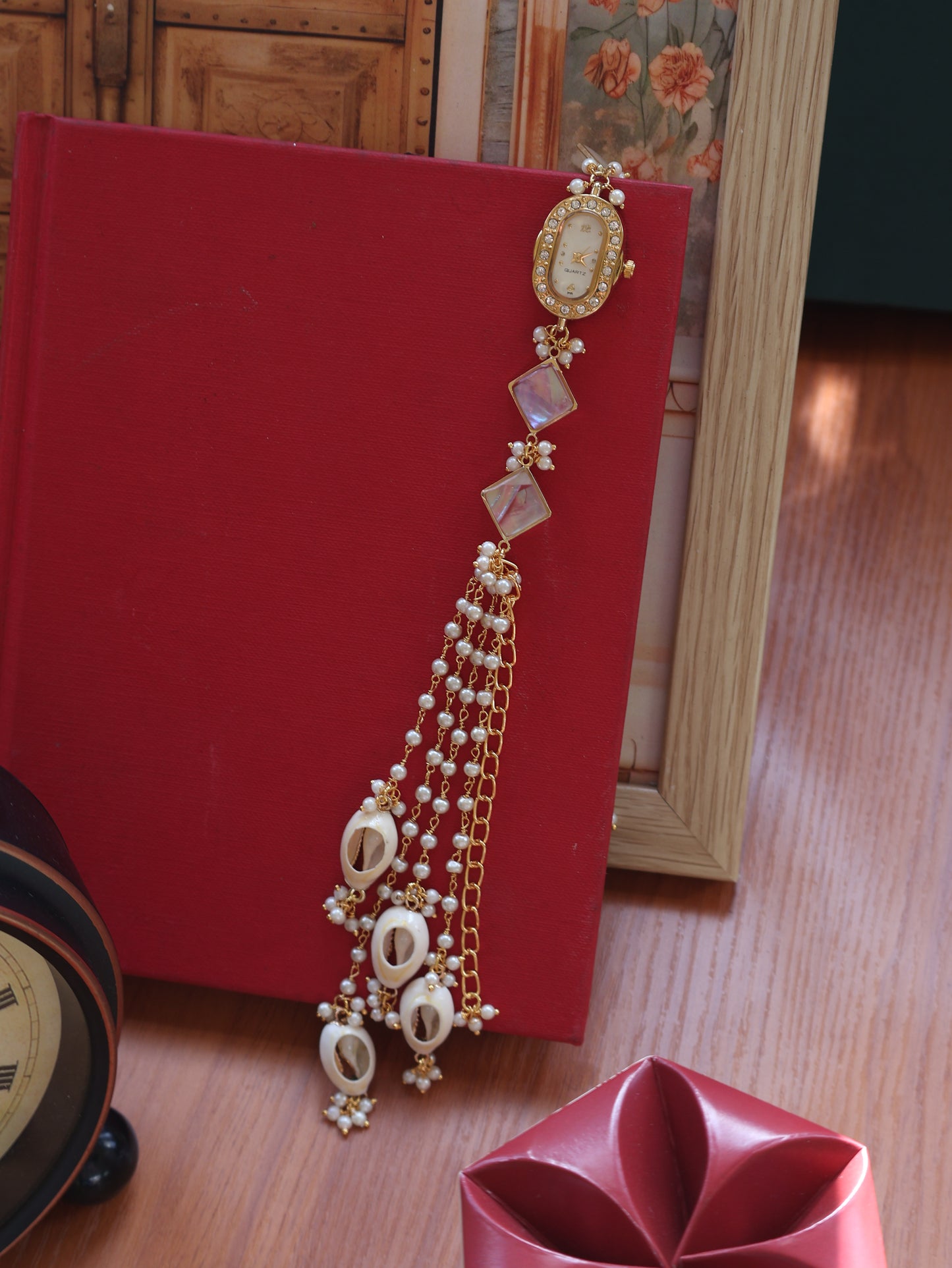 Oliza Shell Hangings Wrist Watch